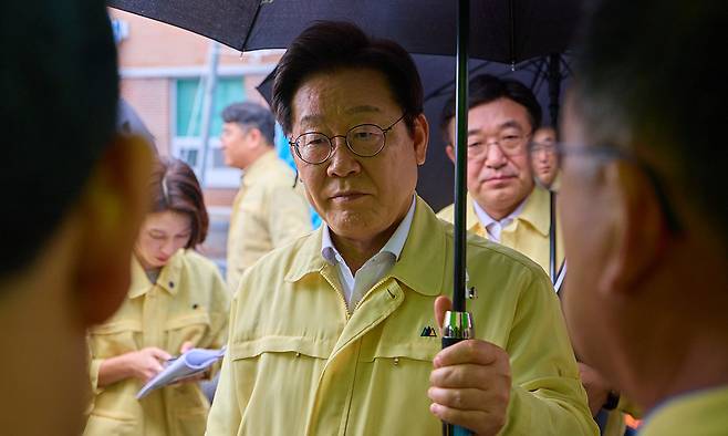 이재명 대통령이 지난 21일 기록적인 폭우가 쏟아진 경남 산청군 산청읍 부리마을에서 피해 상황을 점검하고 있다. 대통령실 제공