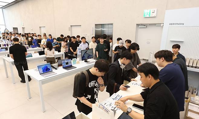 갤럭시 Z 폴드·플립7 구매자들이 22일 서울 삼성 강남에서 스마트폰 사전 개통을 위해 기다리고 있다. 삼성전자 제공