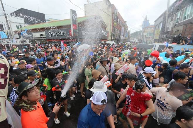 장흥 물축제의 하이라이트인 살수대첩 거리퍼레이드.