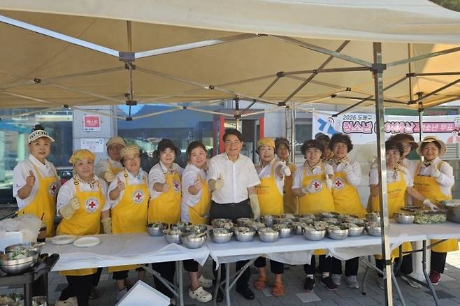 지난 11일 도봉구 창3봉사회가 주관한 창3동 주민센터에서 열린 효사랑 삼계탕 나눔행사에 참석한 홍국표 의원