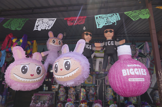 미국 로스앤젤레스 센트럴 마켓에서 라부부 인형이 전시되어 있다. 로스앤젤레스 AP 연합뉴스