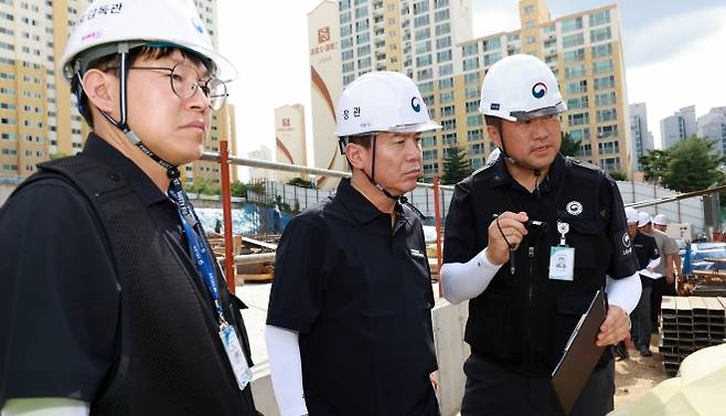 김영훈(가운데) 고용노동부 장관이 22일 경기도 남양주시 건설공사 현장을 방문해 건설노동자들의 안전실태를 점검하고 있다. 고용부 제공