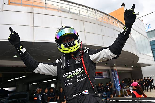 SQDA-그릿 모터스포츠의 이창우가 승리를 자축하는 세레머니를 하고 있다. 사진: 김학수 기자
