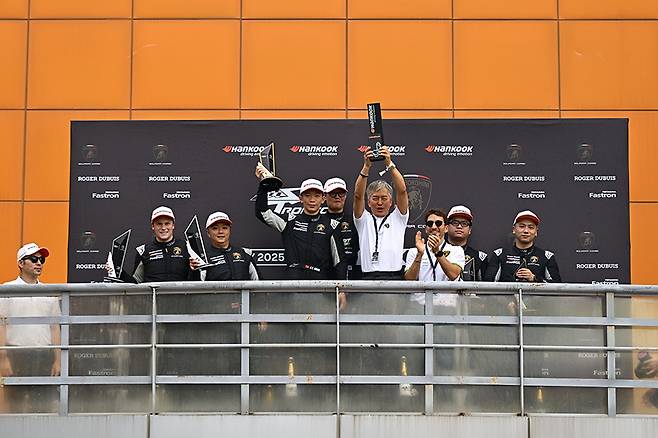 포디엄 정상 위에서 기쁨을 만끽하고 있는 이창우와 알렉스. 사진: 김학수 기자