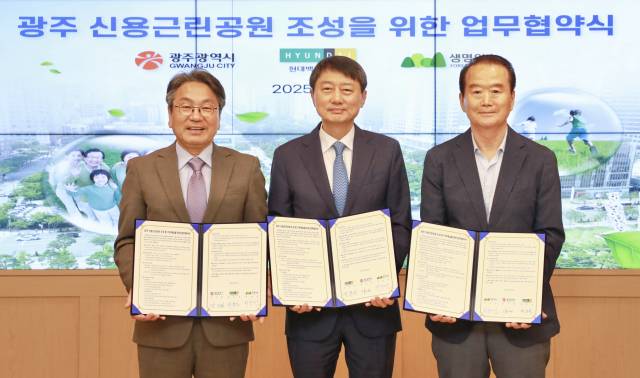 장호진(가운데) 현대지에프홀딩스 사장이 강기정(왼쪽) 광주광역시장, 허상만 생명의숲 이사장과 함께 22일 광주광역시 서구 광주광역시청에서 ‘리그린 파크’ 조성을 위한 업무협약을 체결한 뒤 협약서를 들어보이고 있다. 사진 제공=현대백화점그룹