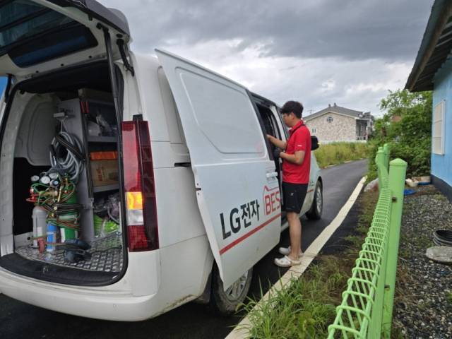 LG전자 수해 서비스 대응 차량이 충남 예산군에서 수해 피해를 입은 가정의 가전제품을 수리·세척해주기 위해 대기하고 있다.사진 제공=LG전자