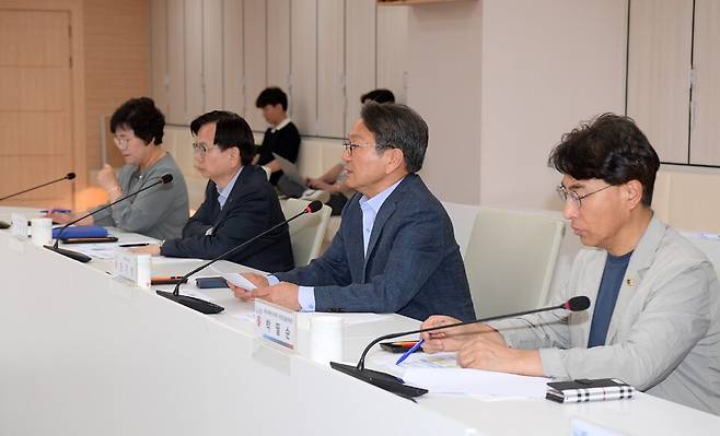 강기정 광주시장이 21일 오전 시청 중회의실에서 열린 시내버스 준공영제 개선을 위한 대중교통 혁신회의 킥오프회의에 참석해 참석자들과 함께 기념촬영을 한 후 추진방향 논의 및 의견수렴을 하고 있다. ⓒ광주시