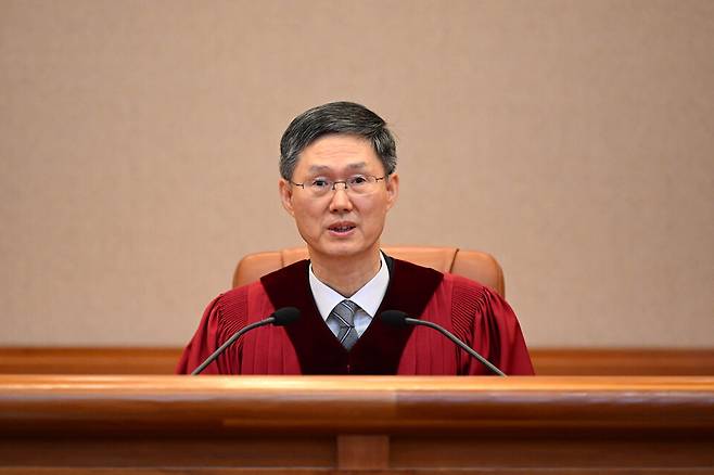 문형배 헌법재판소장 권한대행이 4일 서울 종로구 헌법재판소 대심판정에서 열린 윤석열 대통령 탄핵심판 선고에 입장해 있다. ⓒ 연합뉴스