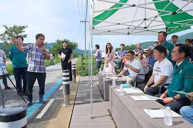 22일 김석필 권한대행과 박규섭 국정기획위원회 대외협력국장과 함께 천안시 북면을 방문해 수해 피해 농가의 목소리를 듣고 있다. ⓒ천안시
