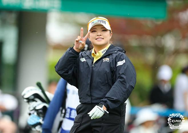 최정상에서&nbsp;바닥으로 추락했지만, 여전히 희망을 잃지 않고 특유의 씩씩함을 유지하고 있는 장하나. 그는 “잔여 시즌에는 매 대회 컷 통과를 목표로 하겠다”며 “지켜봐달라”고 했다. 사진제공 | KLPGA