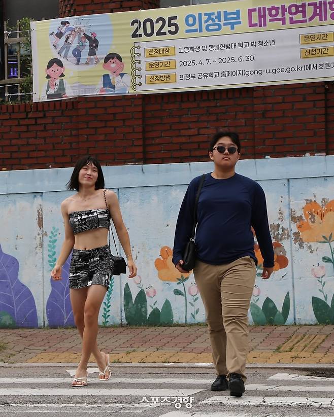 의정부고 졸업사진에서 재현된 방시혁 하이브 의장과 BJ 과즙세연의 포착 모습. 의정부고 학생자치회 인스타그램 계정