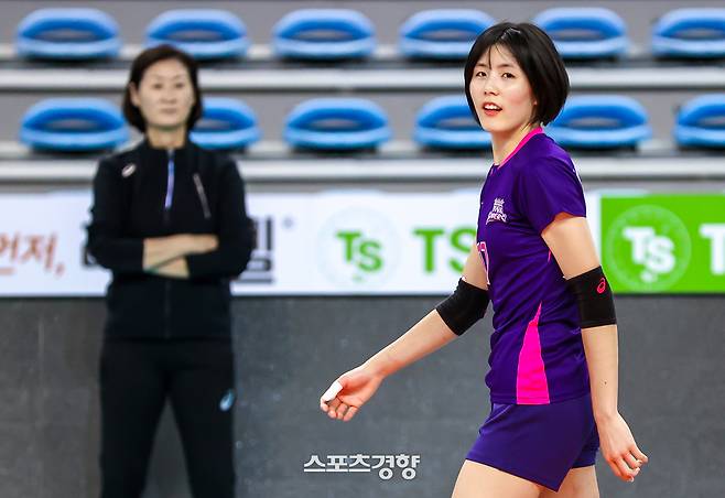 흥국생명 이재영이 부상 복귀를 앞둔 19일 인천 계양체육관에서 박미희 감독이 지켜보는 가운데 훈련을 하고 있다. 2020.02.19 / 경향DB