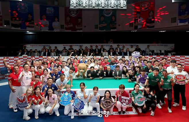 프로당구 PBA 팀리그가 22일 개막하는 1라운드를 시작으로 6개월 동안 이어지는 대장정을 시작한다. 미디어데이에 참석한 선수들이 기념 사진을 찍고 있다. PBA 제공