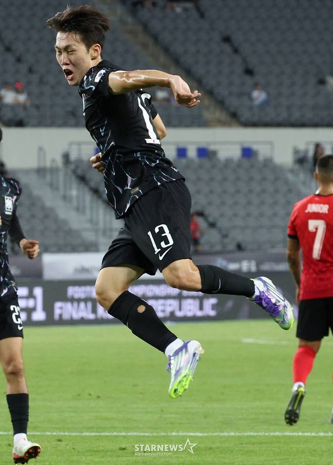 2025 동아시아축구연맹(EAFF) E-1 풋볼 챔피언십(동아시안컵) 한국-홍콩전이 11일 경기도 용인미르스타디움에서 열렸다.  대한민국 강상윤이 홍콩 시니치 찬을 제치고 터닝슛으로 첫 골을 터뜨리고 환호하고 있다. /사진=김진경 대기자