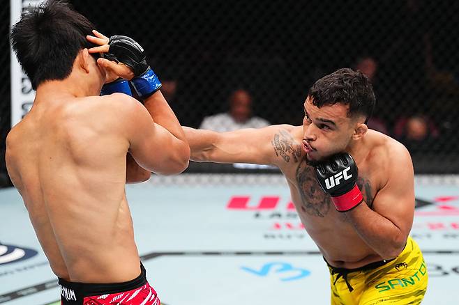다니엘 산토스(오른쪽)가 이정영에게 잽을 날리고 있다. /사진=UFC 제공