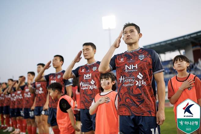 Dong -Kyung Lee (right). /Photo = Korean Professional Football Federation Provided