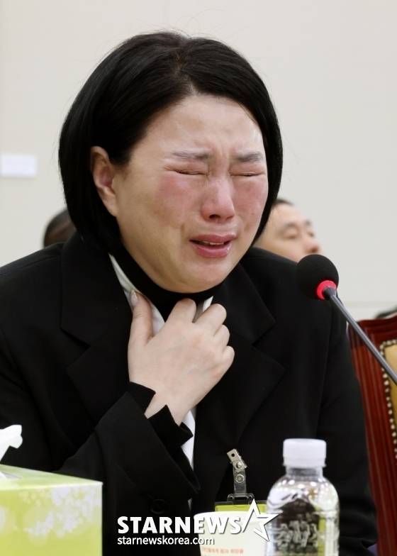 [서울=뉴시스] 조성우 기자 = 18일 서울 여의도 국회에서 고 오요안나 MBC 기상캐스터 사망 사건 관련 현안질의 등을 위해 열린 과학기술정보방송통신위원회 전체회의에서 고 오요안나 어머니 장연미 씨가 눈물을 흘리며 의원 질의에 답변하고 있다. 오른쪽부터 박미나 MBC 경영본부장, 이진숙 방송통신위원장, 고 오요안나 씨의 어머니 장연미 씨. 2025.04.18. xconfind@newsis.com /사진=조성우