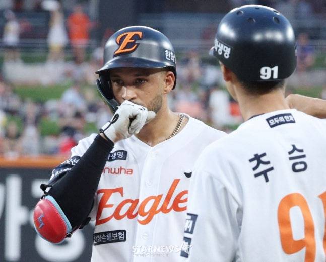 리베라토(왼쪽)가 안타를 친 뒤 손키스 세리머니를 하고 있다. /사진=김진경 대기자