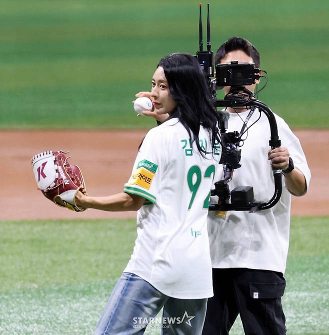 [한번에쓱]'키움전 승리기원' 시구하는 육상선수 김지은