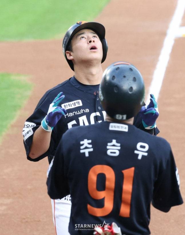 노시환(왼쪽)이 2회 선제 홈런 직후 세리머니를 하고 있다. /사진=김진경 대기자