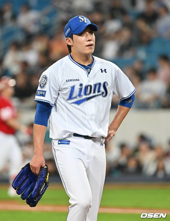 5회 1실점 한 뒤 아쉬워하며 마운드에서 내려가는 원태인.