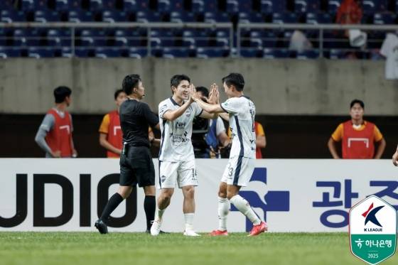 Lee Dong -kyung (left) scored equalizer in the K -League 1 23rd round of Gwangju FC at the Gwangju World Cup Stadium on the 22nd at 7:30 pm. /Photo = Korean Professional Football Federation Provided