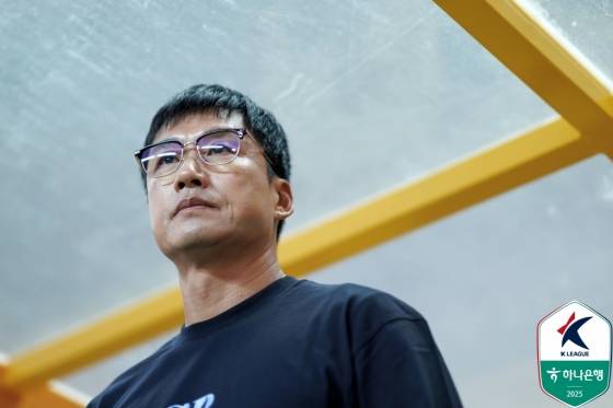 Lee Jung -hyo, manager of Gwangju FC, stares at the ground in the 23rd round of the Hana Bank K -League 1, held at the Gwangju World Cup Stadium on the 22nd. /Photo = Korean Professional Football Federation Provided