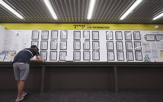 중견기업 절반 이상이 하반기 고용계획이 없다고 밝혔다.[사진｜뉴시스]