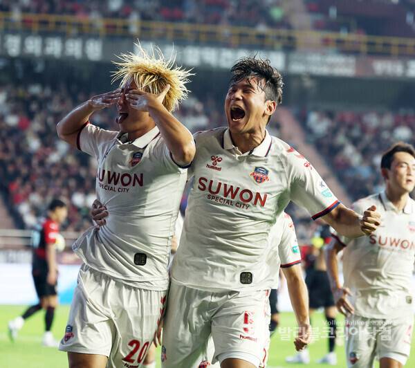 수원FC 이지솔 전반전 첫번째 골..이현용과 함께 골 세레모니 환호.