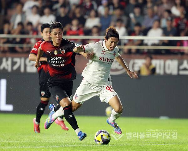 수원FC안현범이 포항스틸러스 김동진에게 파울을 얻어내는 모습.