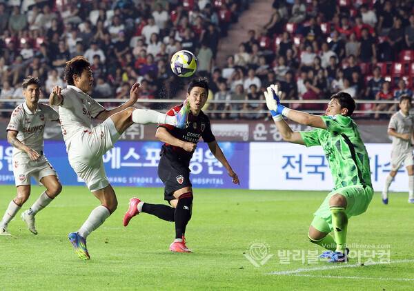 수원FC 안현범이 골을 성공시키는 모습.