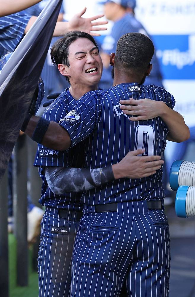 삼성 라이온즈 구자욱이 지난 20일 대구 키움 히어로즈전에서 르윈 디아즈와 포옹하고 있다. 삼성 라이온즈