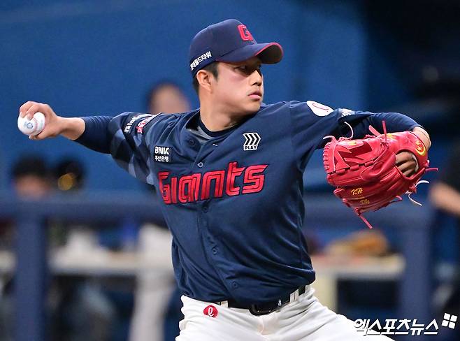 롯데 자이언츠 우완 김강현이 2025시즌 44경기 47이닝 2승2패 3홀드 평균자책점 3.45으로 뛰어난 성적을 거두고 있다. 사진 엑스포츠뉴스 DB