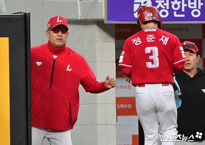 17일 오후 대전 한화생명 볼파크에서 열린 '2025 신한 SOL Bank KBO리그' SSG 랜더스와 한화 이글스의 더블헤더 2차전 경기, 5회초 무사 2루 SSG 정준재가 조형우의 1타점 적시타때 득점에 성공한 후 이숭용 감독의 축하를 받고 있다. 엑스포츠뉴스 DB