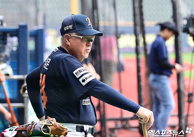 한화 이글스 김경문 감독이 22일 서울 잠실야구장에서 두산 베어스와 원정경기를 앞두고 선수들의 훈련을 지켜보고 있다. 한화는 지난 1985년 삼성 라이온즈에 이어 40년 만에 단일시즌 10연승 2회 대기록에 도전한다. 잠실, 박지영 기자