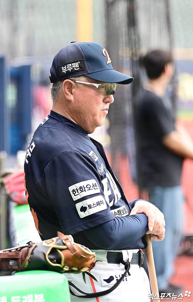 한화 이글스 김경문 감독이 22일 서울 잠실야구장에서 두산 베어스와 원정경기를 앞두고 선수들의 훈련을 지켜보고 있다. 한화는 22일 잠실 삼성전에서 지난 1985년 삼성 라이온즈에 이어 40년 만에 단일시즌 10연승 2회 대기록에 도전한다. 잠실, 박지영 기자