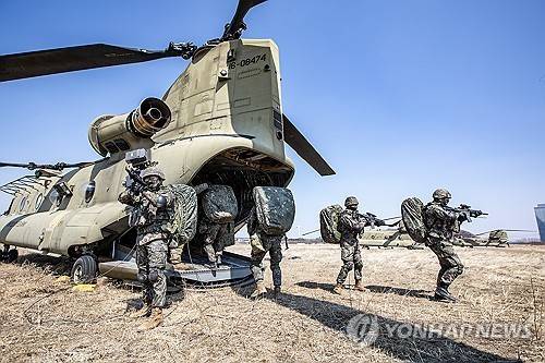 한미연합 전투지휘훈련     (서울=연합뉴스) 제17보병사단이 2025년 FS/TIGER의 일환으로 인천 일대 및 경기 파주 무건리훈련장에서 '한미연합 전투지휘훈련'을 실시했다고 19일 밝혔다. 사진은 공중기동훈련에 참가한 17사단 장병들이 미2사단/한미연합사단 소속 치누크(CH-47)에 탑승하고 있는 모습. 2025.3.19 [육군 제공. 재판매 및 DB 금지]
    photo@yna.co.kr