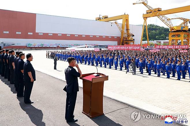 북한 "내년 10월 10일까지 5천t급 신형 구축함 추가 건조" (평양 조선중앙통신=연합뉴스) 북한이 내년 10월 10일까지 5천t급인 '최현급' 신형 구축함을 추가로 건조한다. 조선중앙통신은 지난 21일 남포조선소 종업원들이 궐기 모임을 열어 "2026년 10월 10일까지 또 한 척의 신형구축함을 건조할 것을 결의해나섰다"고 22일 보도했다. 2025.7.22 
    [국내에서만 사용가능. 재배포 금지. For Use Only in the Republic of Korea. No Redistribution] nkphoto@yna.co.kr