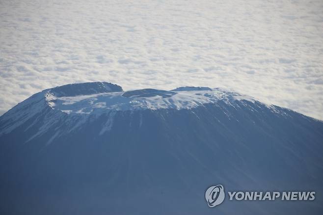 운해 위로 솟은 킬리만자로 [연합뉴스 자료사진. 재판매 및 DB 금지]