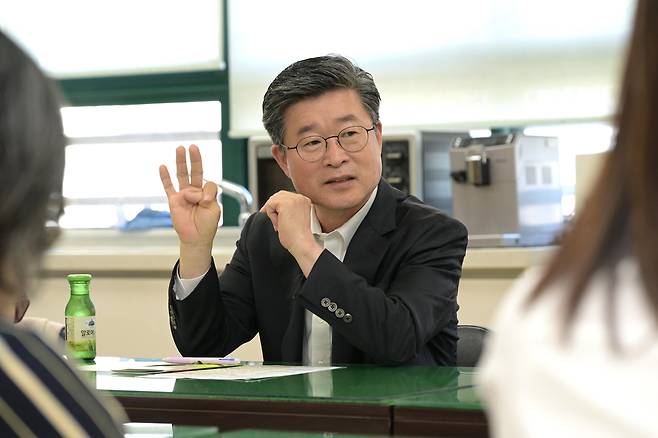 학교현장 간담회에서 소통하는 김길성 서울 중구청장 [서울 중구 제공. 재판매 및 DB 금지]