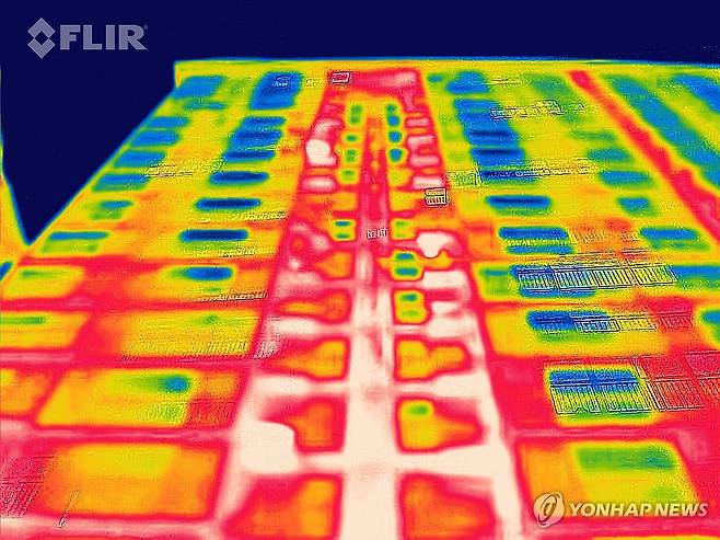 에어컨 없이는 견디기 힘든 더위 (서울=연합뉴스) 서대연 기자 = 연일 폭염과 열대야가 이어지고 있는 가운데 절기상 가장 더운 대서를 하루 앞둔 21일 밤 서울 시내 한 아파트를 열화상 카메라로 촬영한 모습. 
    온도가 높은 곳은 붉게, 낮은 곳은 푸르게 표시돼 있다. 2025.7.21 dwise@yna.co.kr
