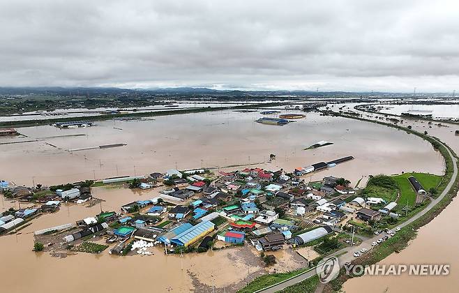 물에 잠긴 충남 예산군 마을 [연합뉴스 자료 사진]