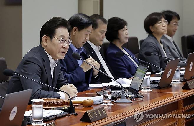 국무회의 주재하는 이재명 대통령 (서울=연합뉴스) 홍해인 기자 = 이재명 대통령이 22일 서울 용산 대통령실 청사에서 열린 국무회의를 주재하고 있다. 2025.7.22 [대통령실통신사진기자단] hihong@yna.co.kr