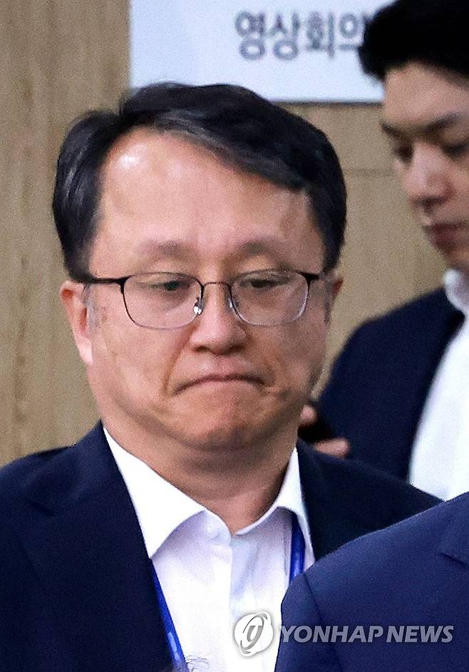 강준욱 대통령실 국민통합비서관 자진 사퇴 (서울=연합뉴스) 홍해인 기자 = 대통령실은 비상계엄을 옹호하는 내용의 책을 대선 직전 출간한 것 등으로  논란이 불거지진 강준욱 대통령실 국민통합비서관이 22일 자진 사퇴했다고 강유정 대변인 브리핑을 통해 밝혔다. 사진은 지난 17일 서울 용산 대통령실 청사에서 열린 대통령 수석·보좌관 회의에 참석한 강 비서관. 2025.7.22 hihong@yna.co.kr