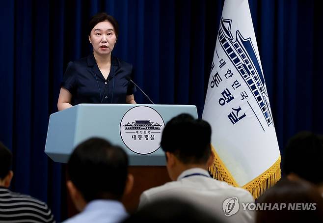 질문에 답하는 강유정 대통령실 대변인 (서울=연합뉴스) 홍해인 기자 = 강유정 대통령실 대변인이 22일 서울 용산 대통령실 청사에서 인사 관련 브리핑 뒤 취재진의 질문에 답하고 있다. 2025.7.22 hihong@yna.co.kr
