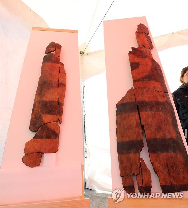 월성 해자에서 나온 나무 방패 [연합뉴스 자료사진]