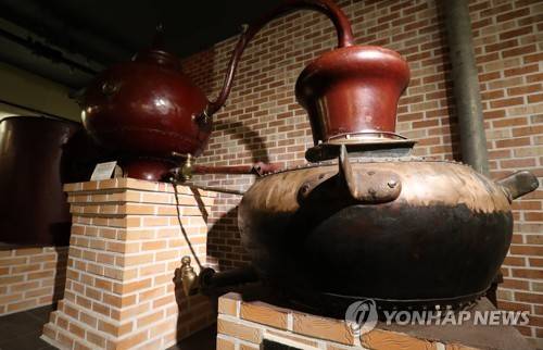 코냑 브랜디 증류기    (충주=연합뉴스) 전수영 기자 = 지난 2005년 문을 연 세계술문화박물관 리쿼리움은 충주의 중앙탑공원 내 탄금호반에 자리 잡고 있다. 이곳에서는 설립자이자 관장인 이종기 와인 마스터가 세계 각지에서 수집한 술, 오크통, 오프너, 스크루, 잔 등 술 관련 유물들이 동서양의 술에 얽힌 이야기들을 전해주고 있다. 사진은 지난 1830년대 프랑스 코냑(Cognac) 지방에서 제작되어 1980년대까지 사용된 고전적 브랜디 증류기. 2017.5.13