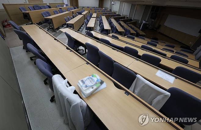 빈 의대 강의실…의대생 복귀는 언제? (서울=연합뉴스) 김성민 기자 = 전국 40개 의대 총장 모임인 의과대학 선진화를 위한 총장협의회(의총협)이 17일 긴급 회의를 열고 복귀한 의대생들을 위한 의대교육 정상화 방안을 논의할 예정이다.
    이날 서울 시내 한 의과대학 강의실에 가운이 걸려 있다. 2025.7.17 ksm7976@yna.co.kr