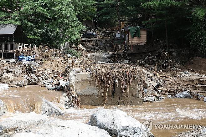 괴물 폭우에 사라진 다리 (가평=연합뉴스) 임병식 기자 = 22일 경기도 가평군 조종면 마일리에서 수해로 캠핑장과 연결된 다리가 유실되어 있다. 2025.7.22 andphotodo@yna.co.kr