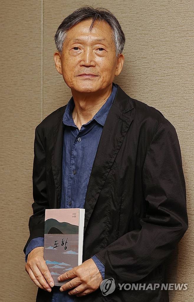 '도항' 출간한 소설가 조갑상 (서울=연합뉴스) 이재희 기자 = 소설가 조갑상이 22일 서울 중구의 한 식당에서 열린 소설집 '도항' 출간 기념 기자간담회에서 포즈를 취하고 있다. 이번 소설집에는 2018년부터 2024년까지 발표한 일곱 편의 단편소설이 수록됐다. 2025.7.22 scape@yna.co.kr